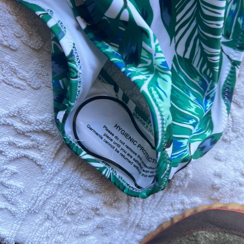 NWT Cupshe Green Leaf Print stripe high neck Swimsuit size medium - Picture 10 of 12